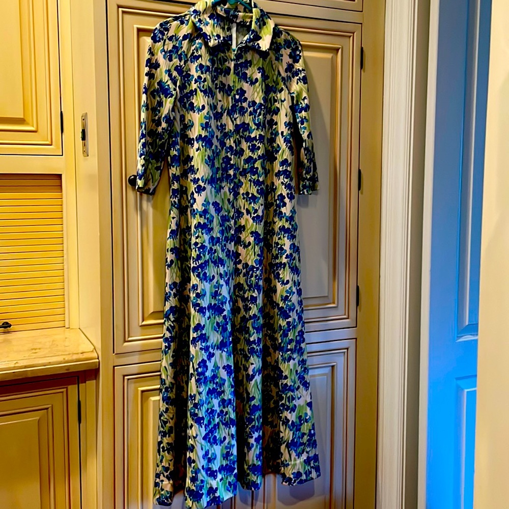 Vintage floral long robe, zip front, with side pockets.